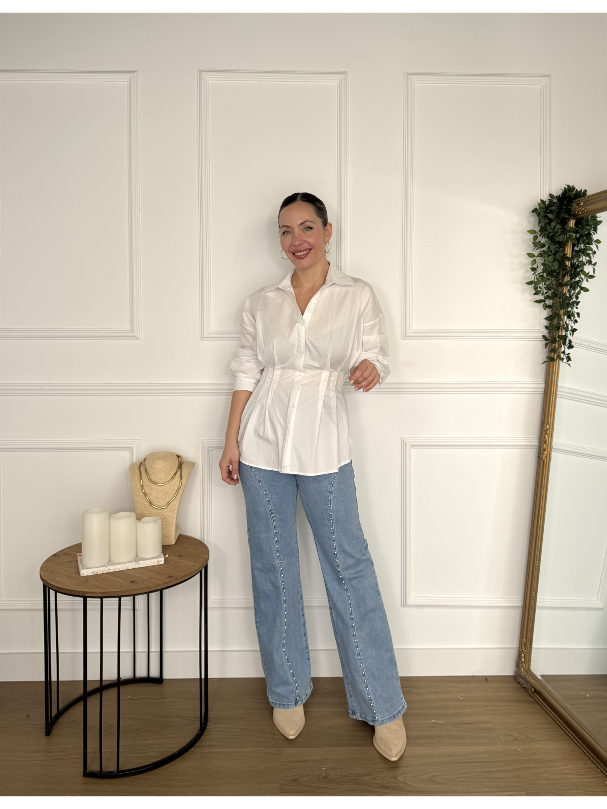 Camisa blanca de corte estructurado.