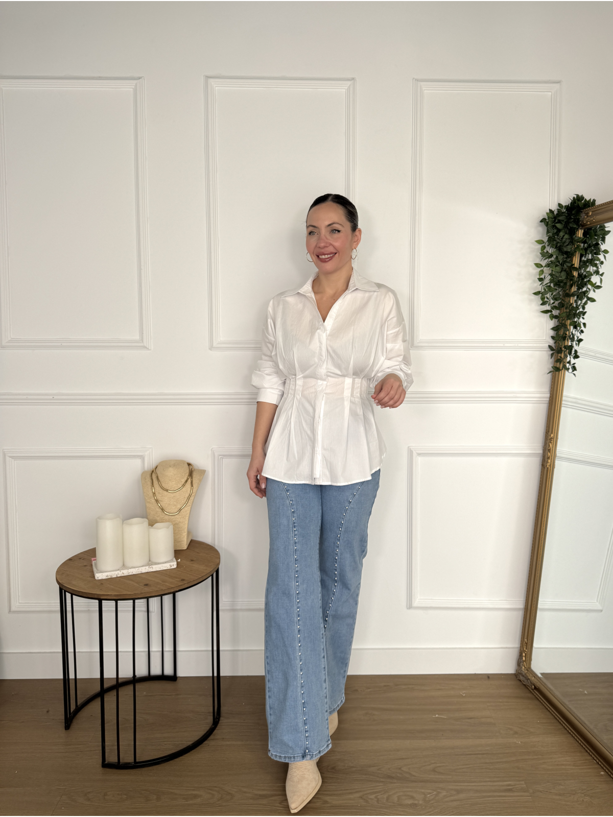 Camisa blanca de corte estructurado.