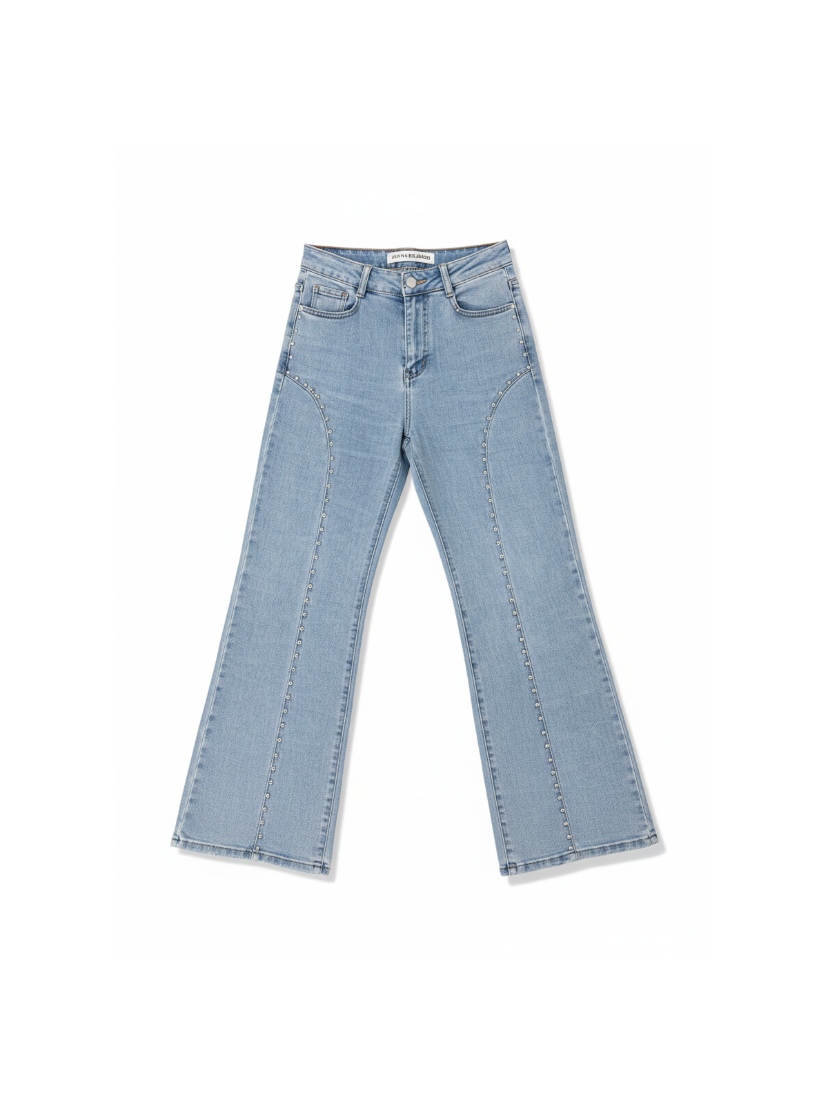 Pantalón vaquero en tono azul claro con detalles de tachuelas.