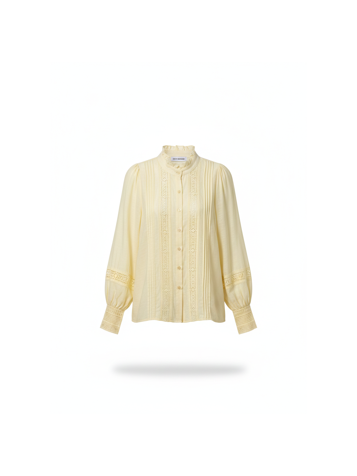 Camisa con bordados verticales de inspiración boho.