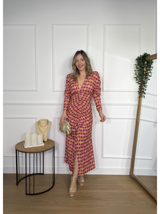 Vestido midi estampado en tonos fucsia, naranja y beige.