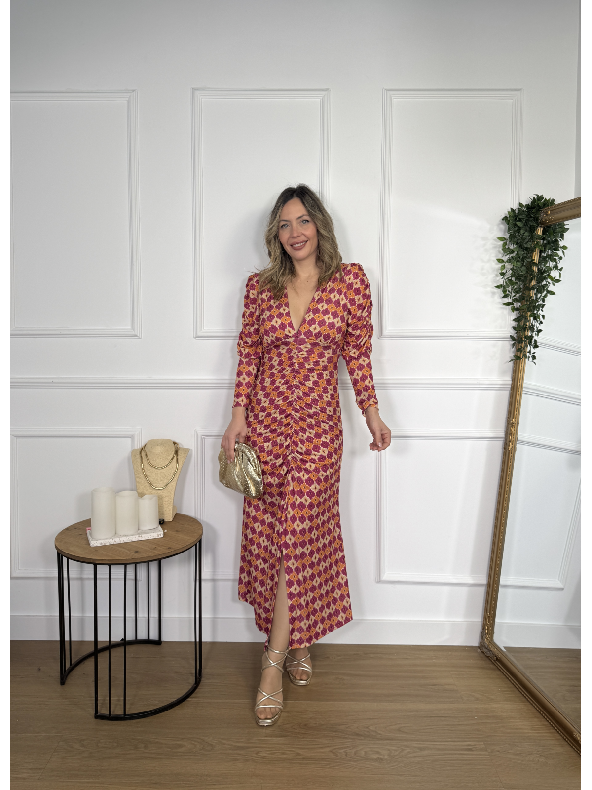 Vestido midi estampado en tonos fucsia, naranja y beige.