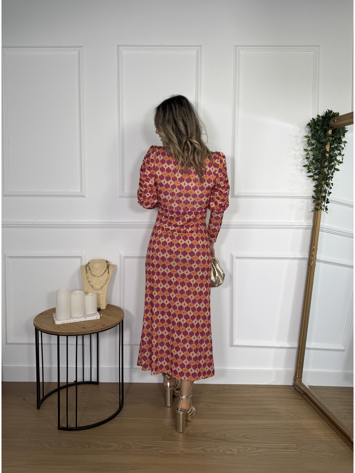 Vestido midi estampado en tonos fucsia, naranja y beige.
