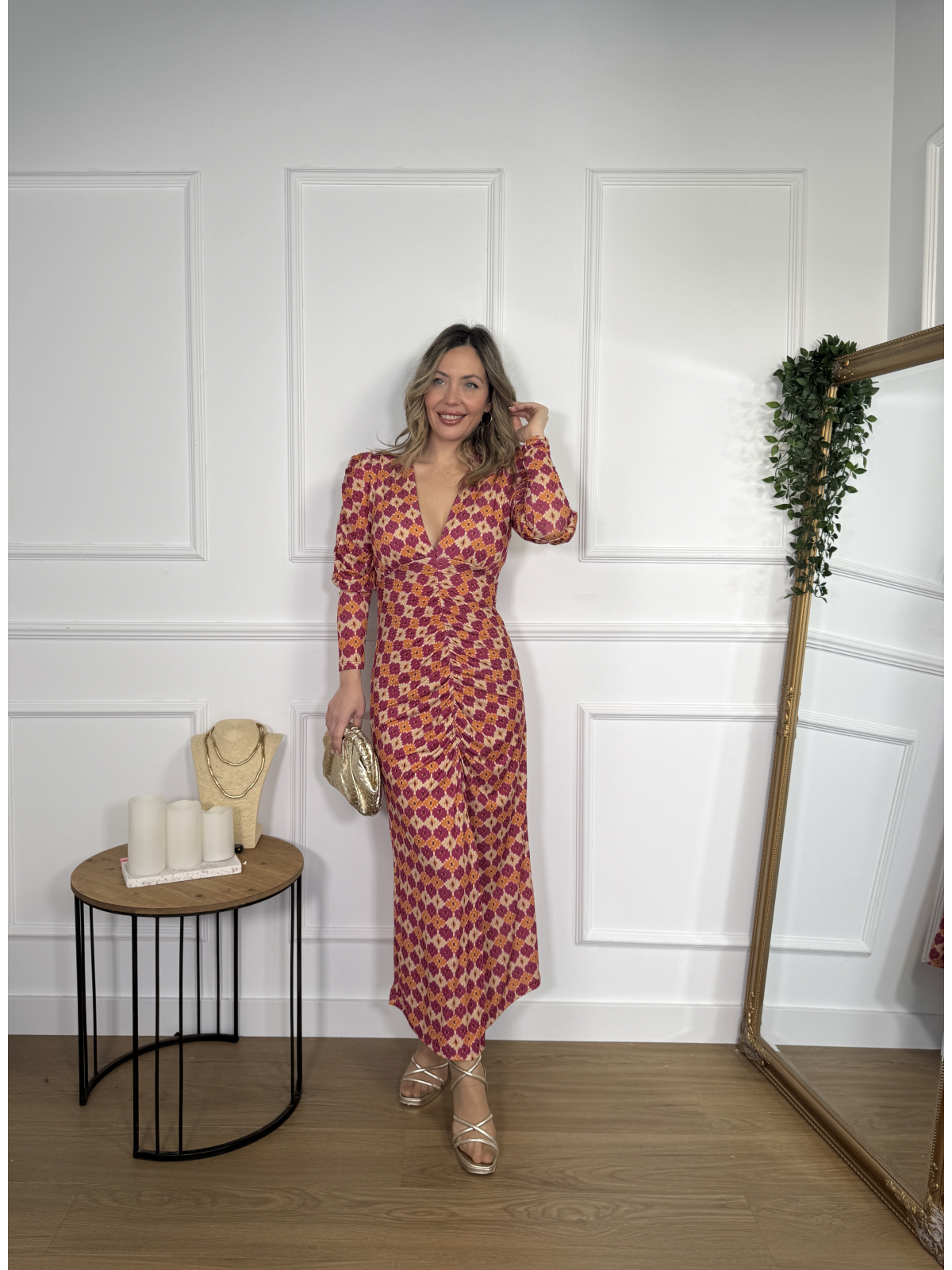 Vestido midi estampado en tonos fucsia, naranja y beige.