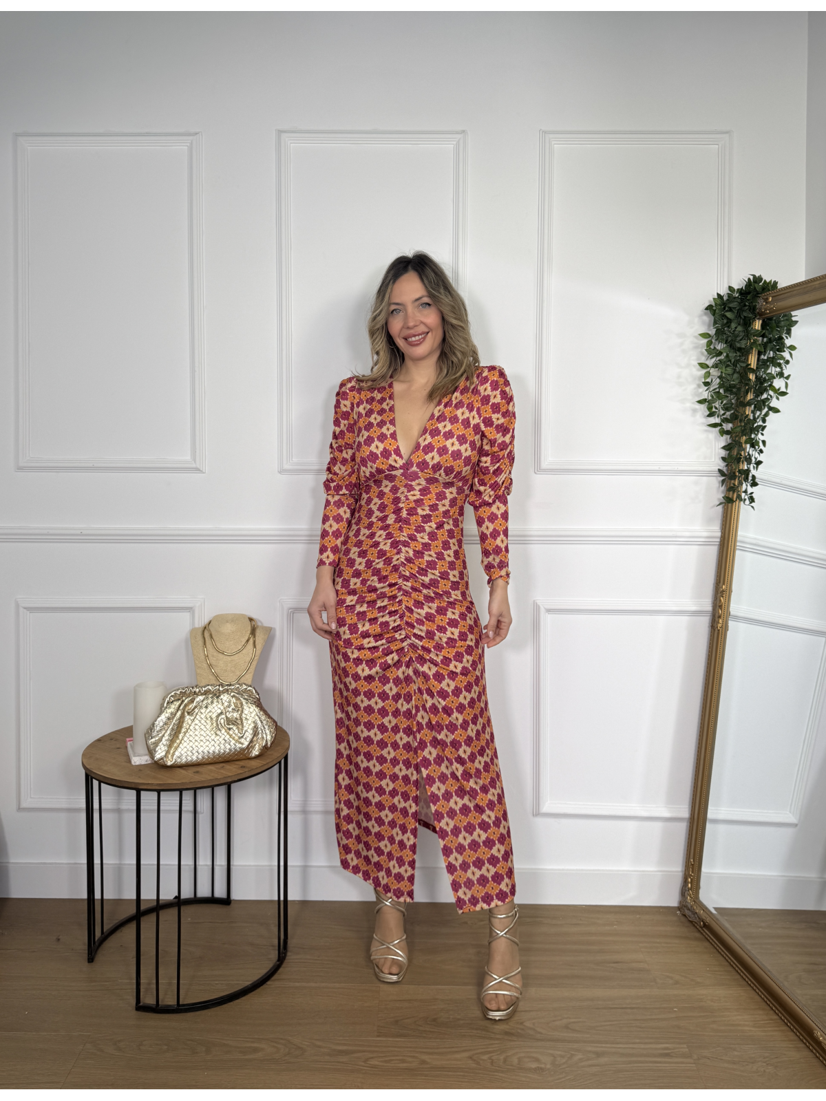 Vestido midi estampado en tonos fucsia, naranja y beige.