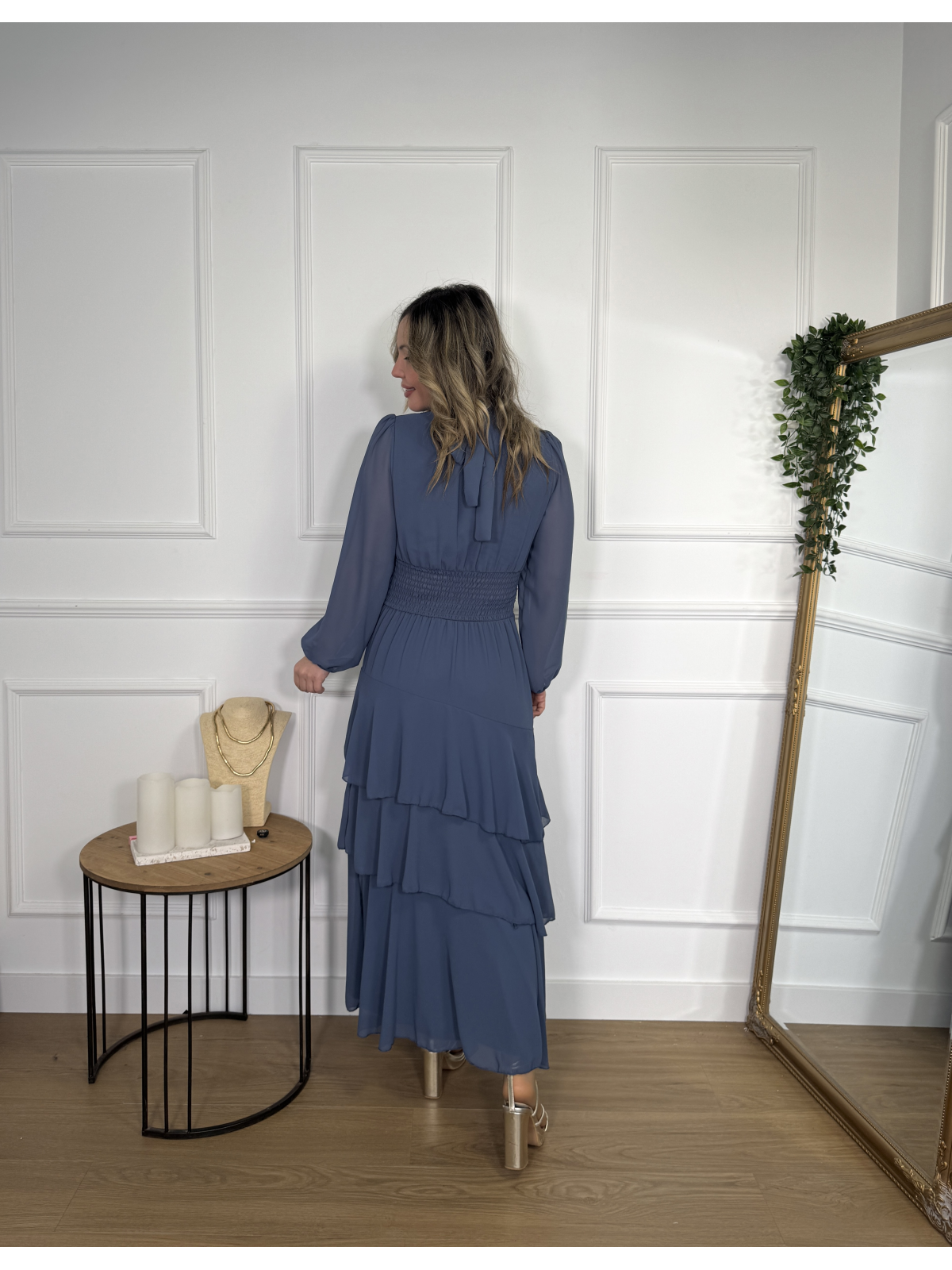 Vestido en tono azul azafata.