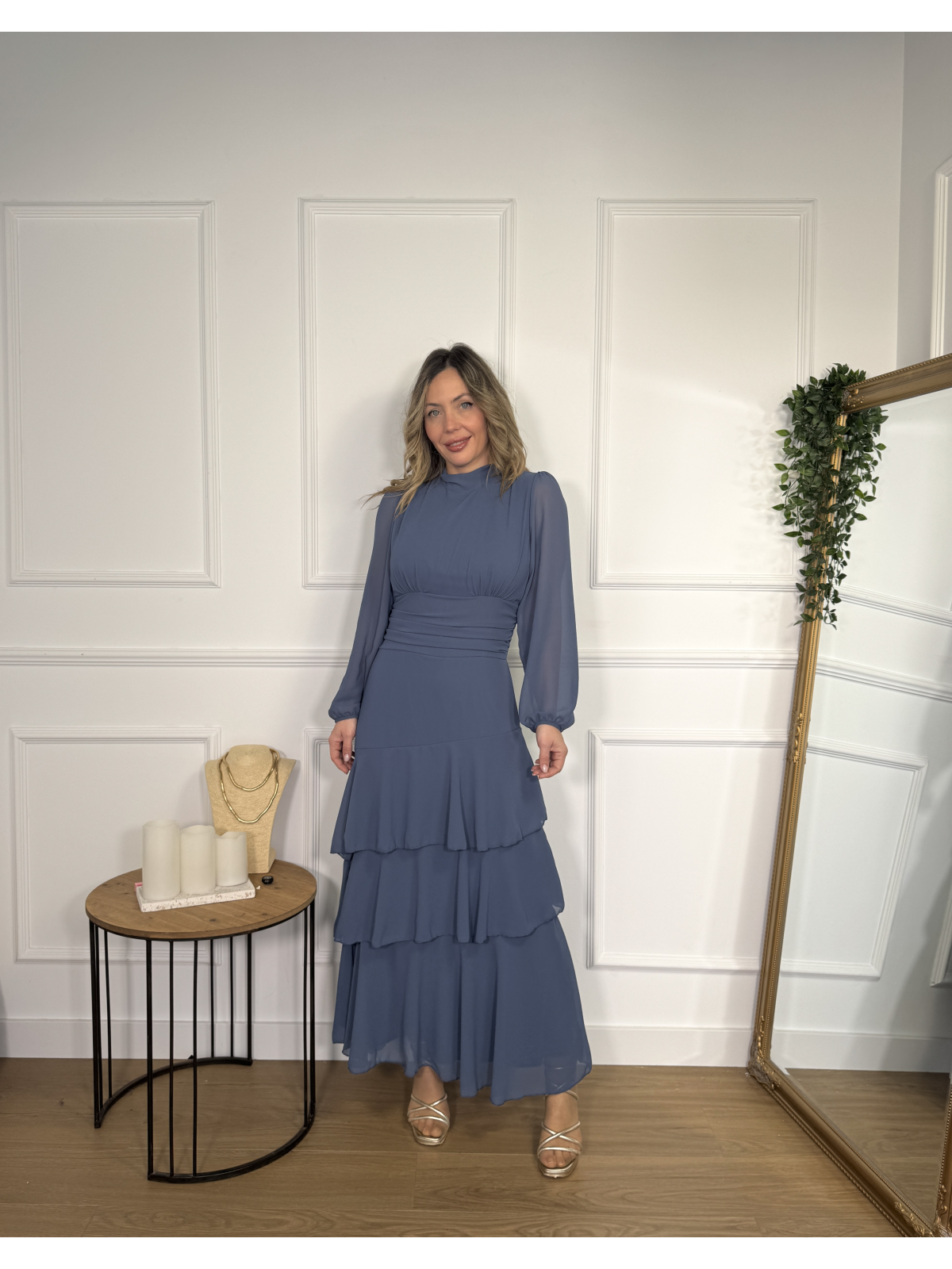 Vestido en tono azul azafata.