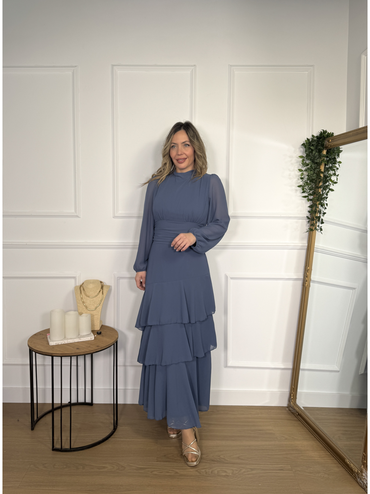 Vestido en tono azul azafata.