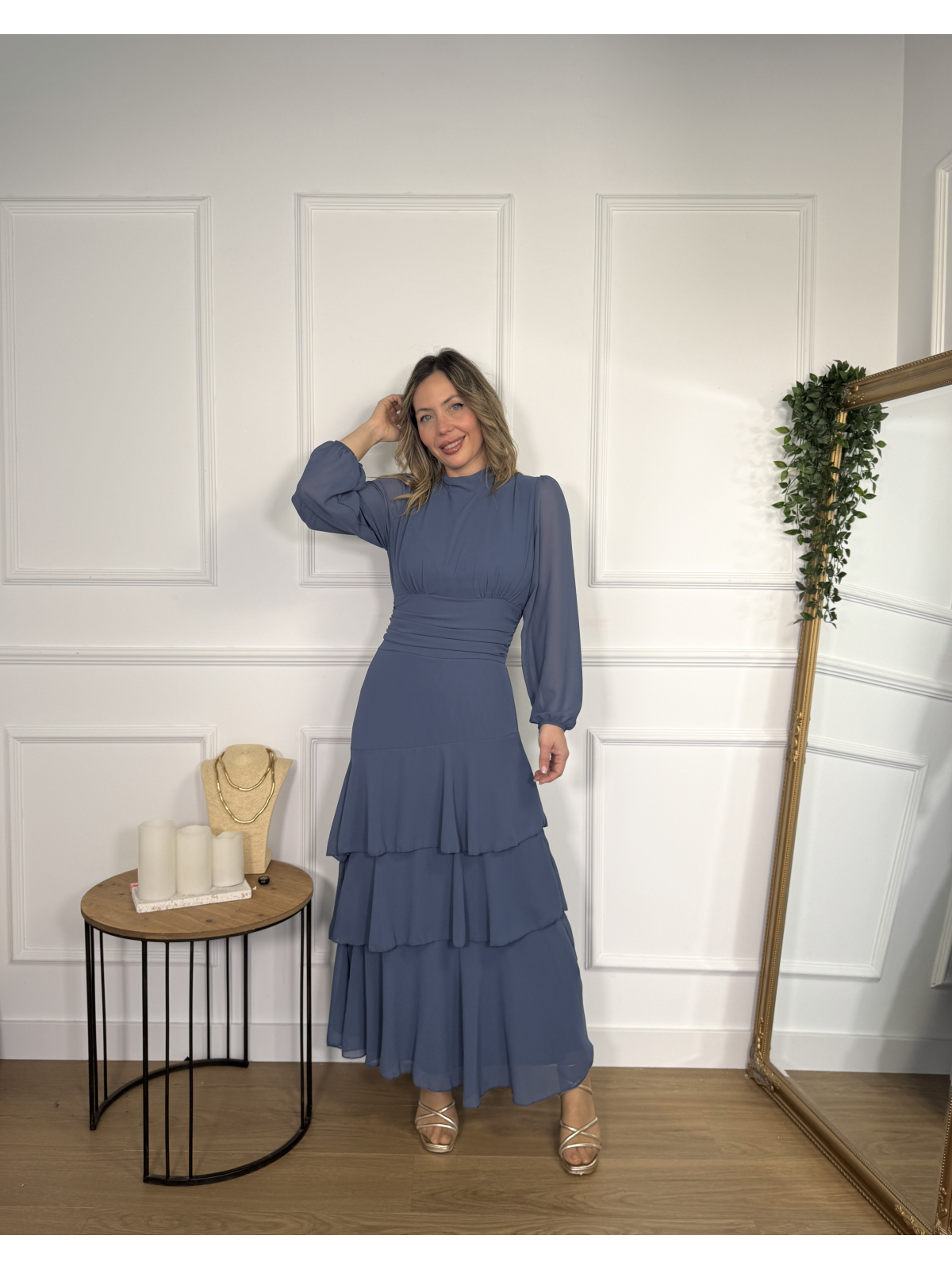 Vestido en tono azul azafata.