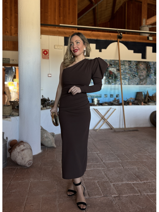 Vestido midi de corte asimétrico.