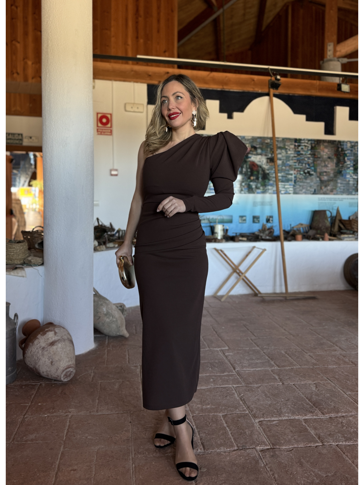 Vestido midi de corte asimétrico.