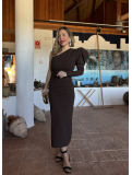 Vestido midi de corte asimétrico.