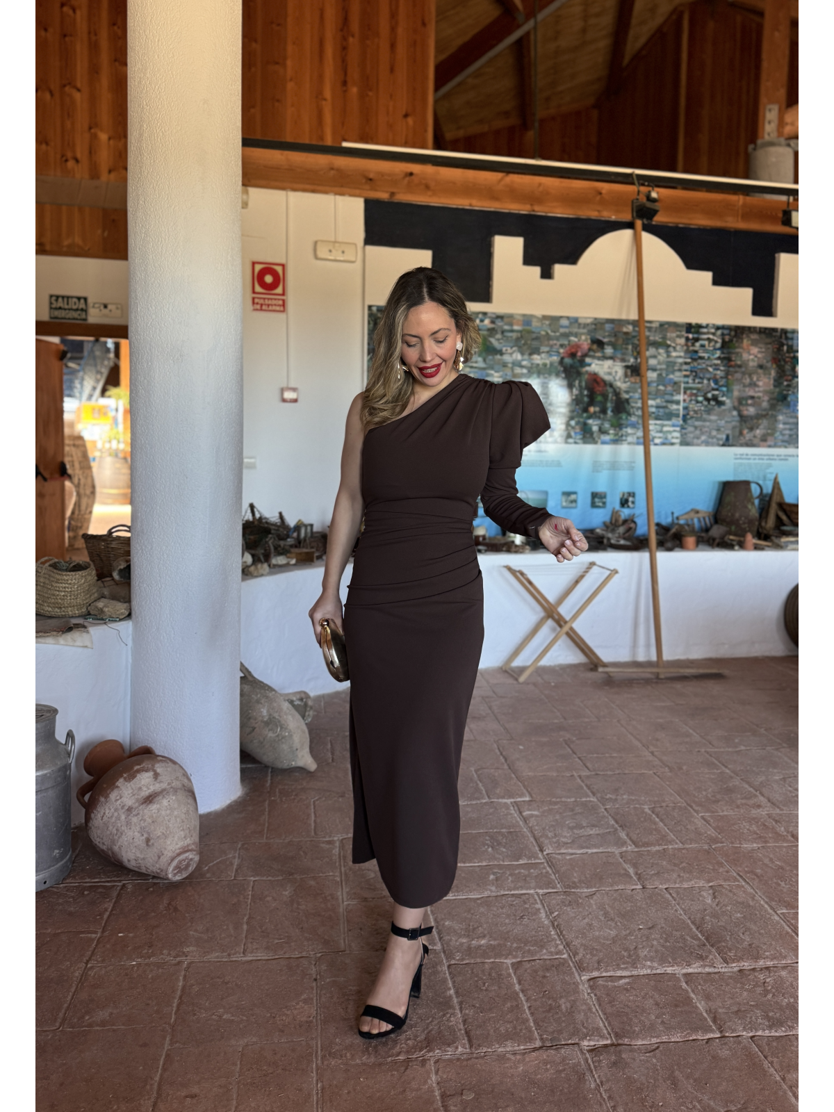 Vestido midi de corte asimétrico.