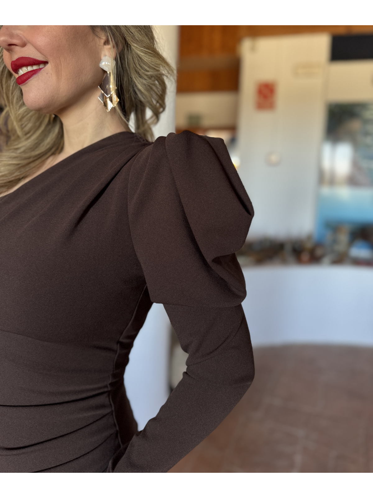 Vestido midi de corte asimétrico.