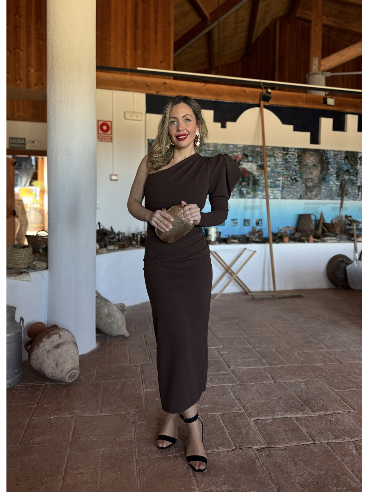 Vestido midi de corte asimétrico.