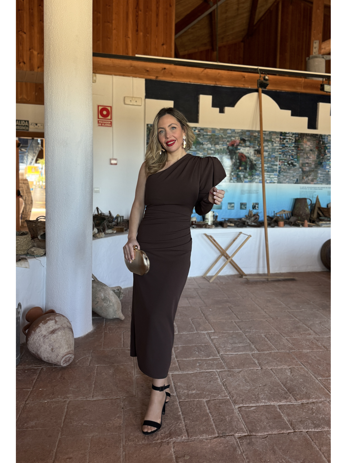 Vestido midi de corte asimétrico.