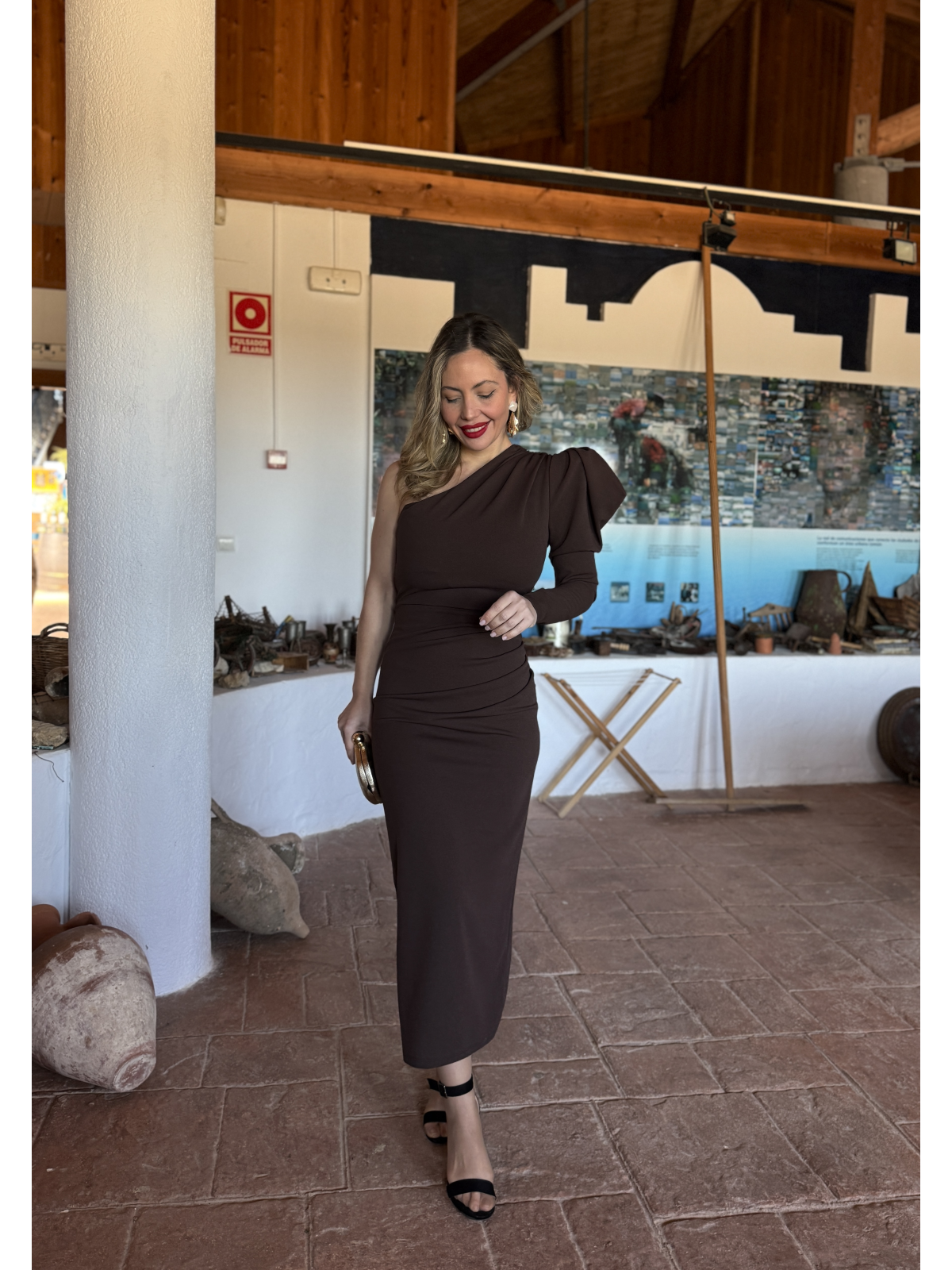 Vestido midi de corte asimétrico.