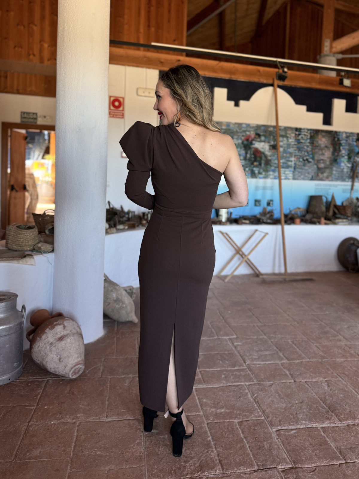 Vestido midi de corte asimétrico.