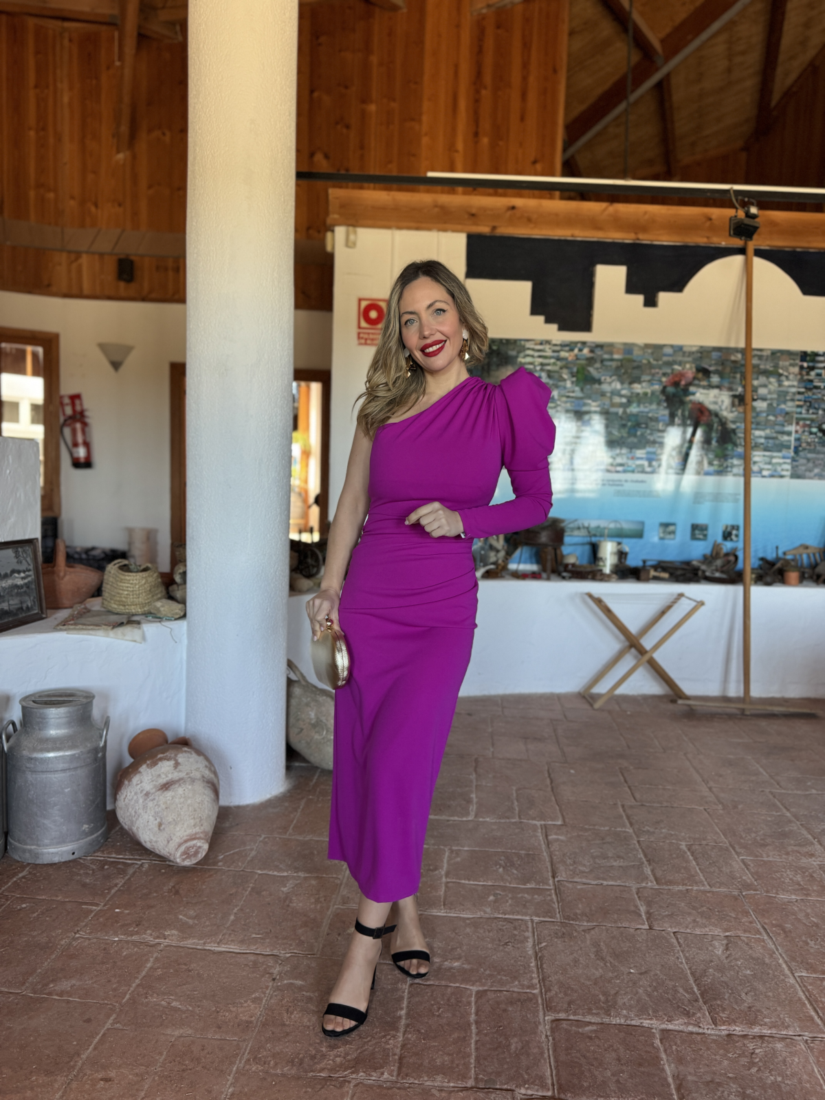 Vestido midi de corte asimétrico.