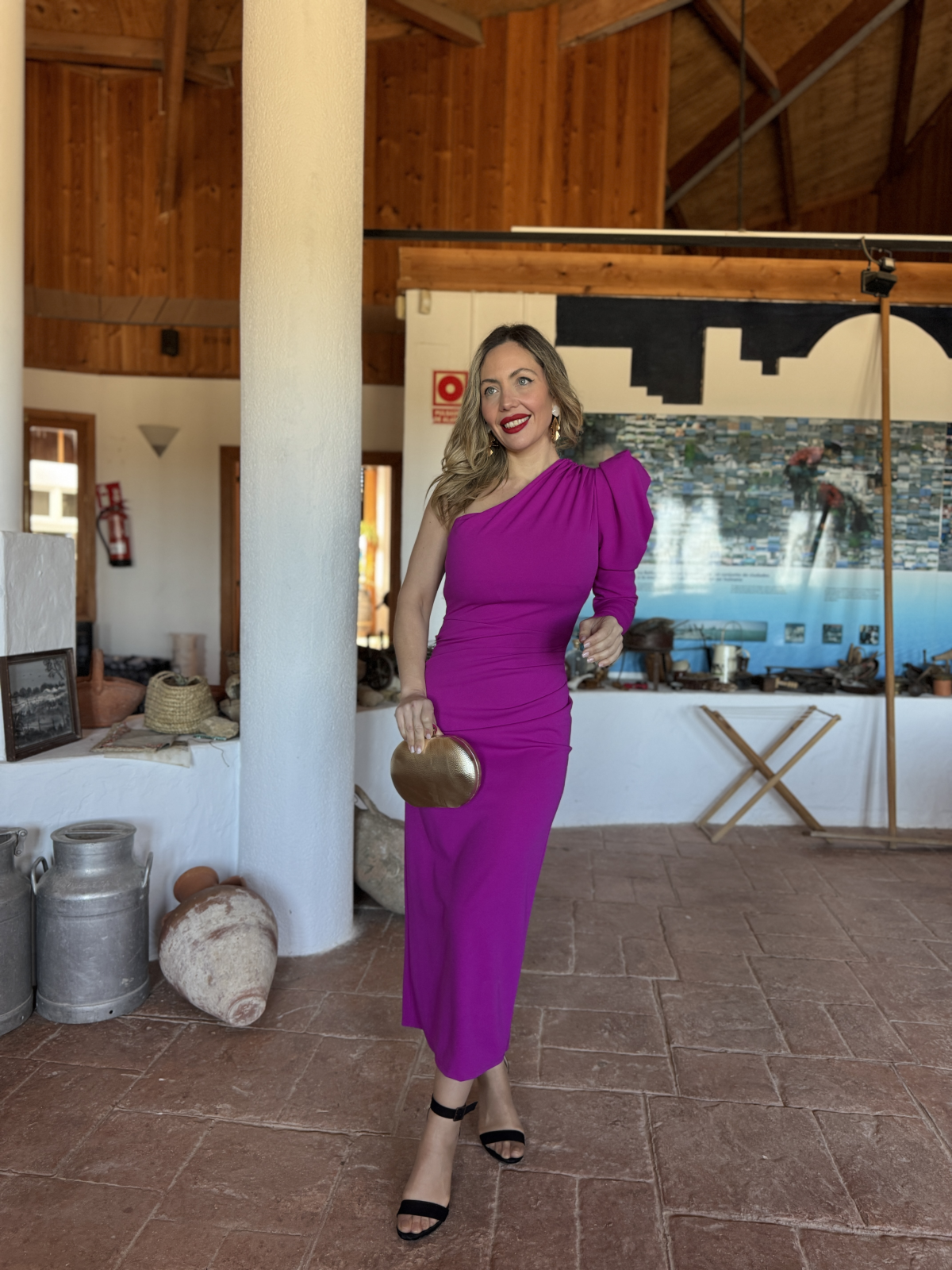 Vestido midi de corte asimétrico.