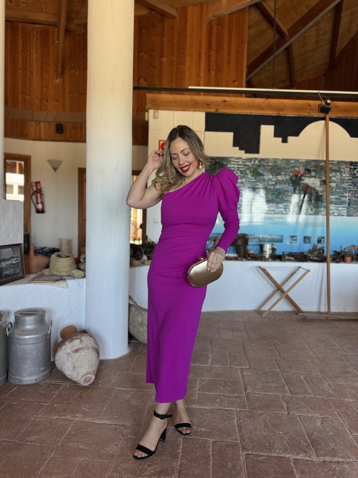 Vestido midi de corte asimétrico.