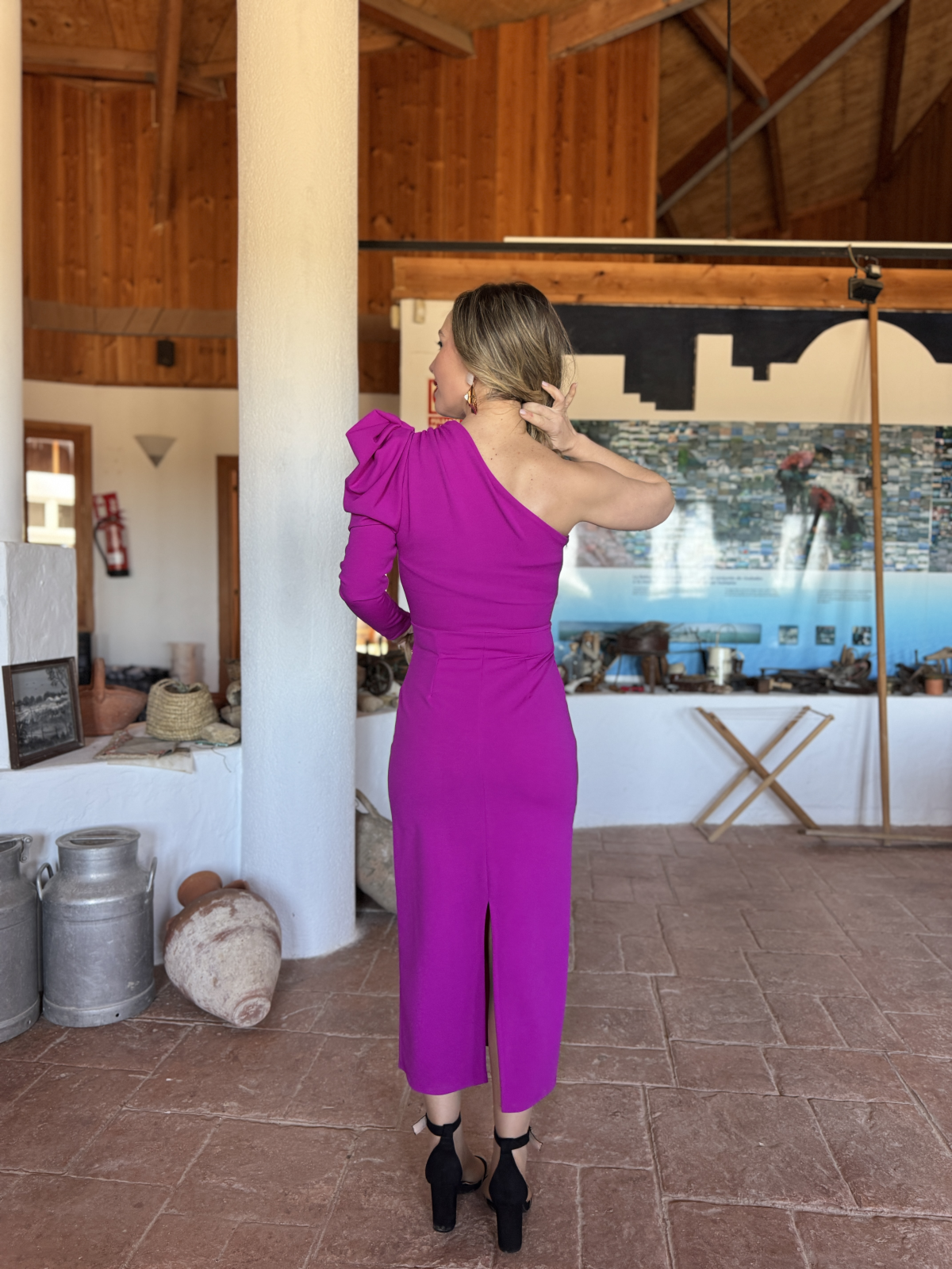 Vestido midi de corte asimétrico.