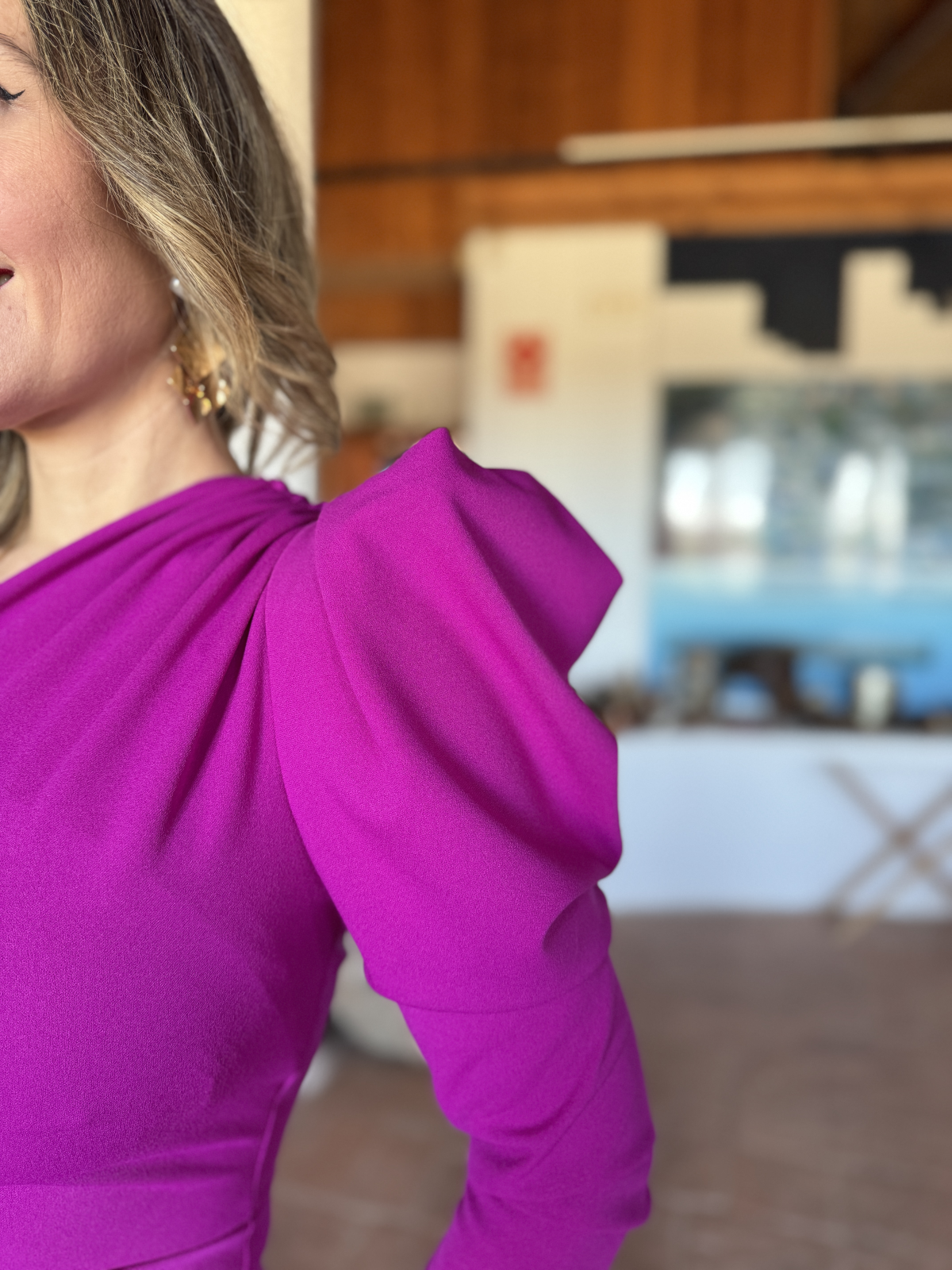 Vestido midi de corte asimétrico.