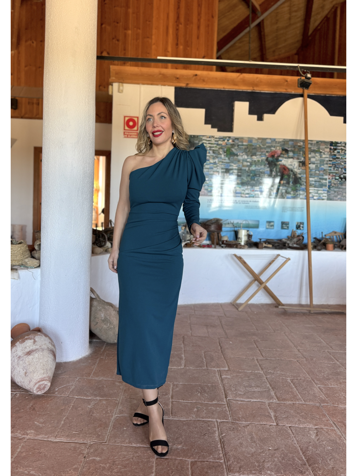 Vestido midi de corte asimétrico.