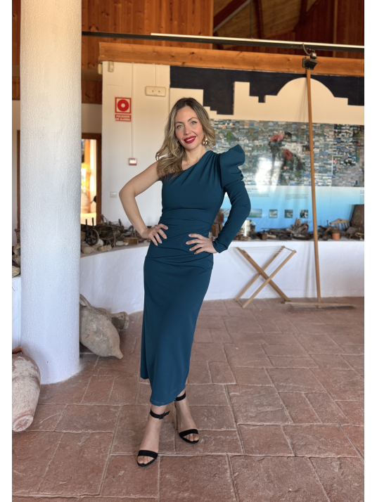 Vestido midi de corte asimétrico.