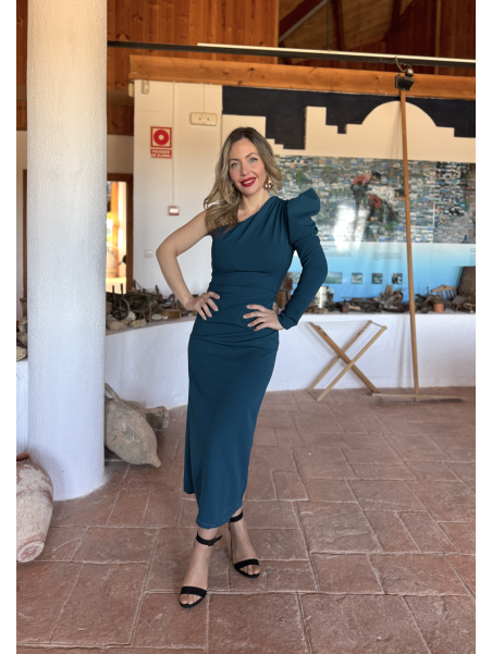 Vestido midi de corte asimétrico.