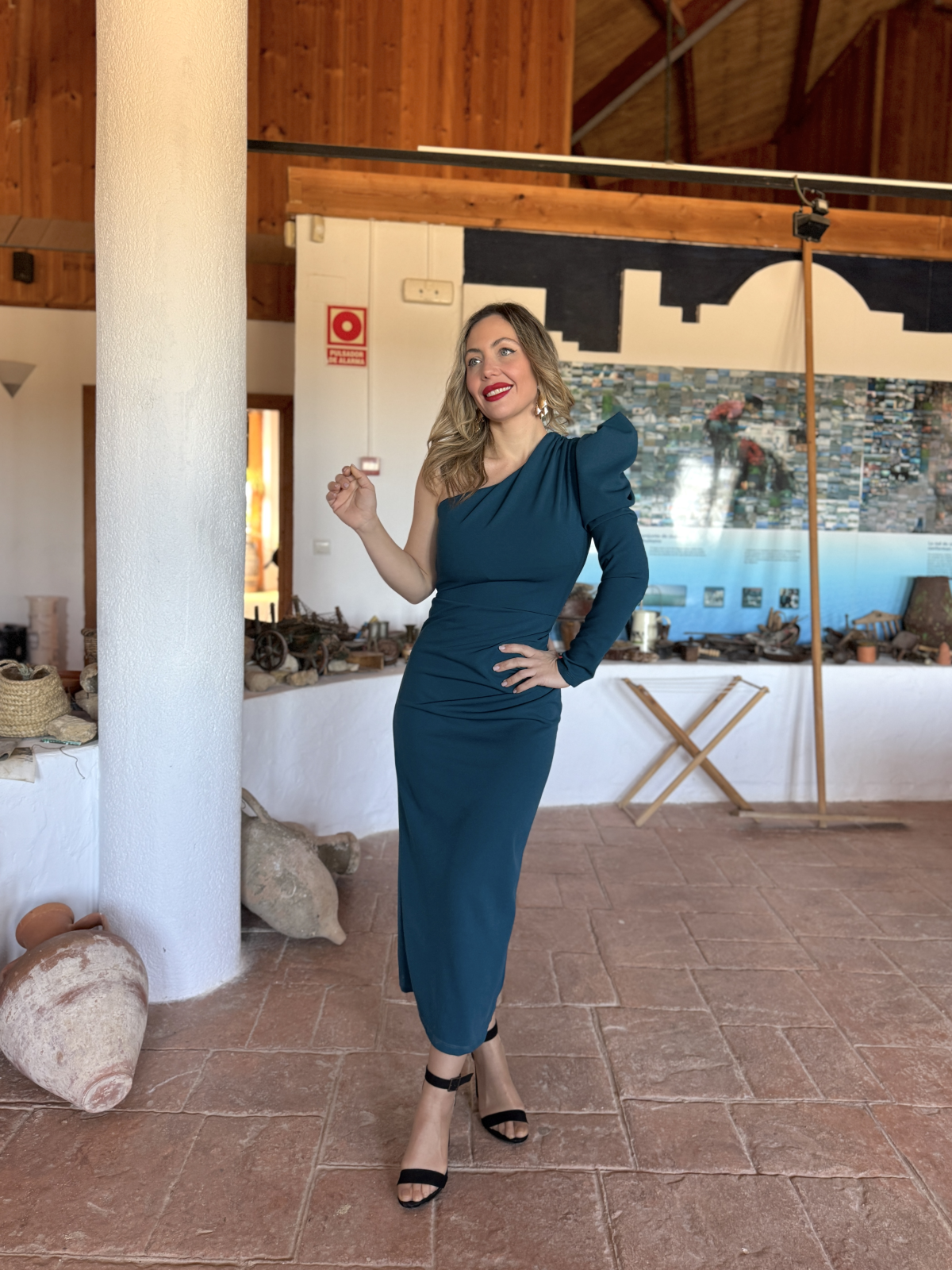 Vestido midi de corte asimétrico.