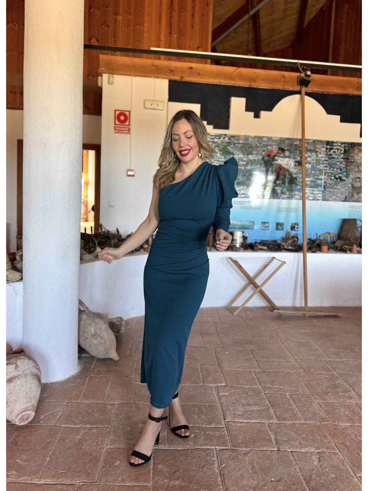 Vestido midi de corte asimétrico.