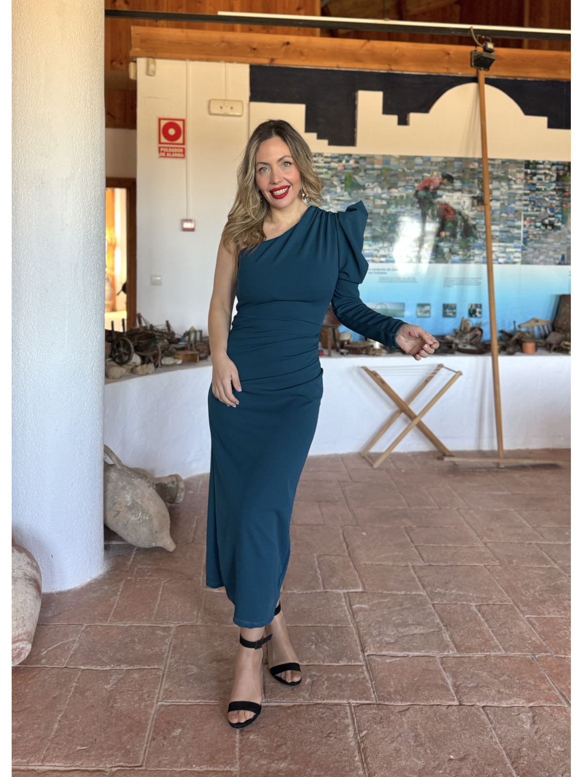 Vestido midi de corte asimétrico.