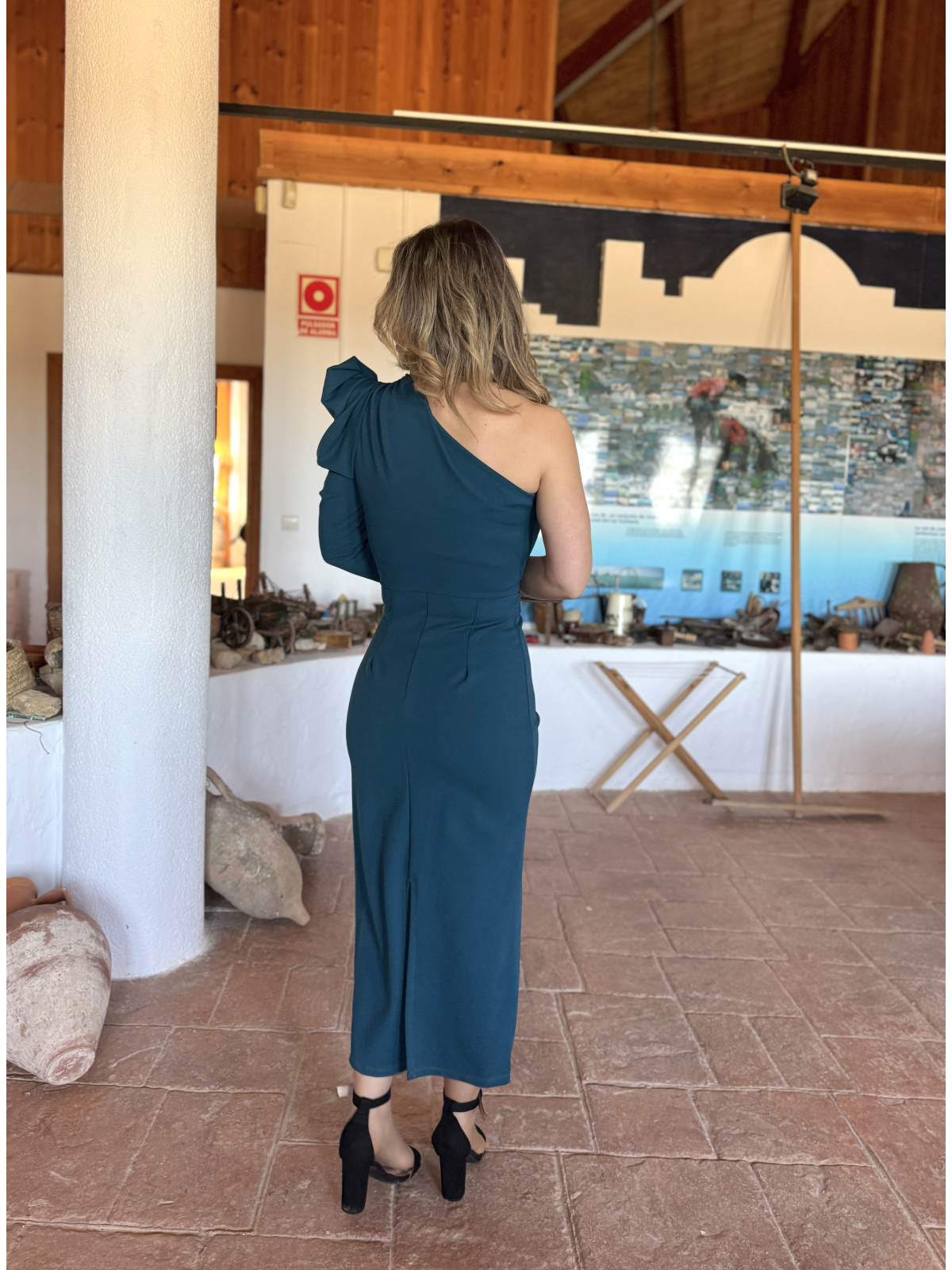 Vestido midi de corte asimétrico.