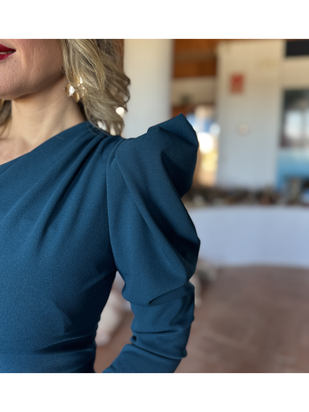 Vestido midi de corte asimétrico.