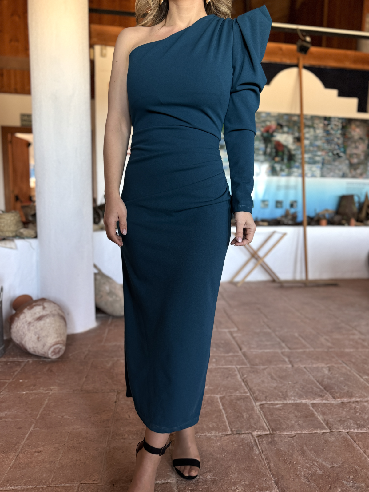 Vestido midi de corte asimétrico.
