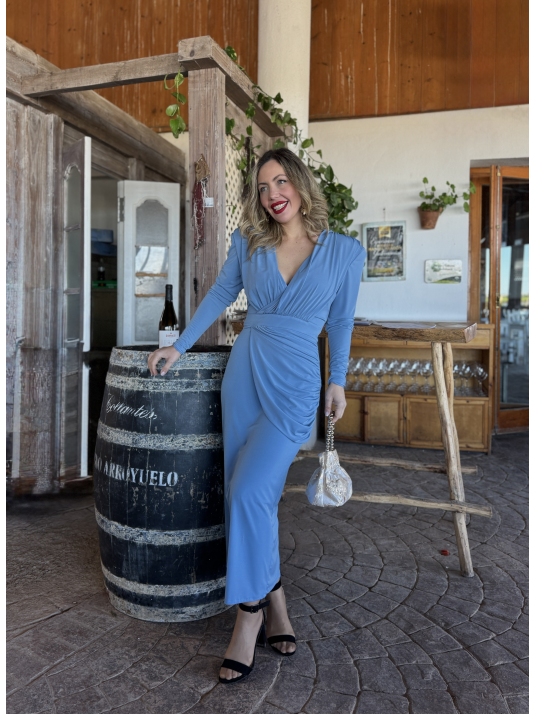 Vestido midi en color azul empolvado.