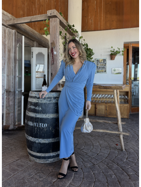 Vestido midi en color azul empolvado.