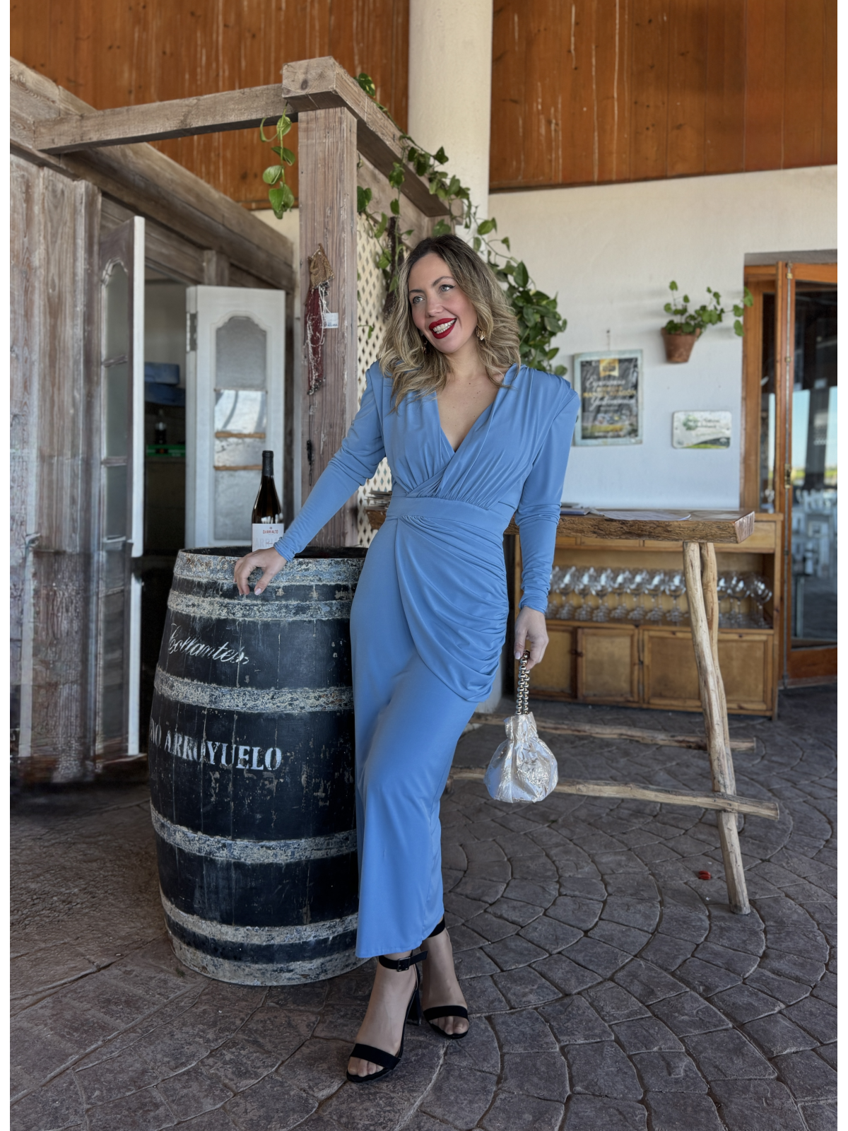 Vestido midi en color azul empolvado.