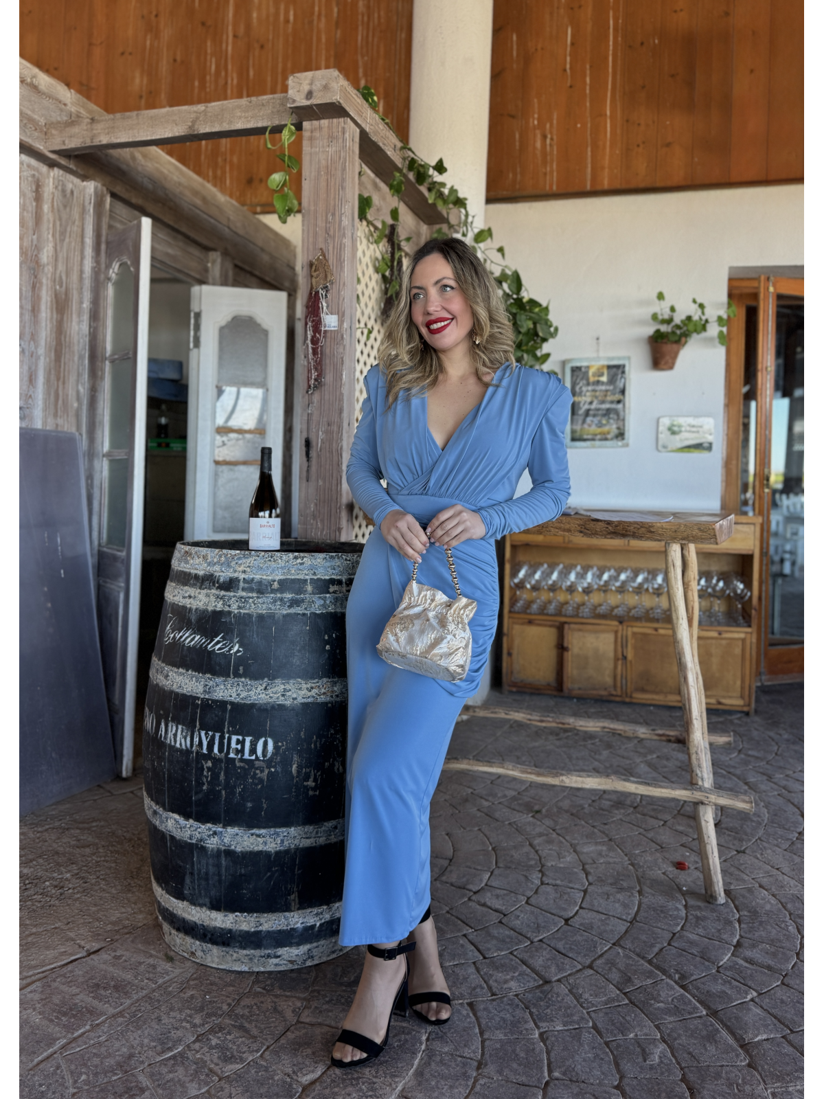 Vestido midi en color azul empolvado.