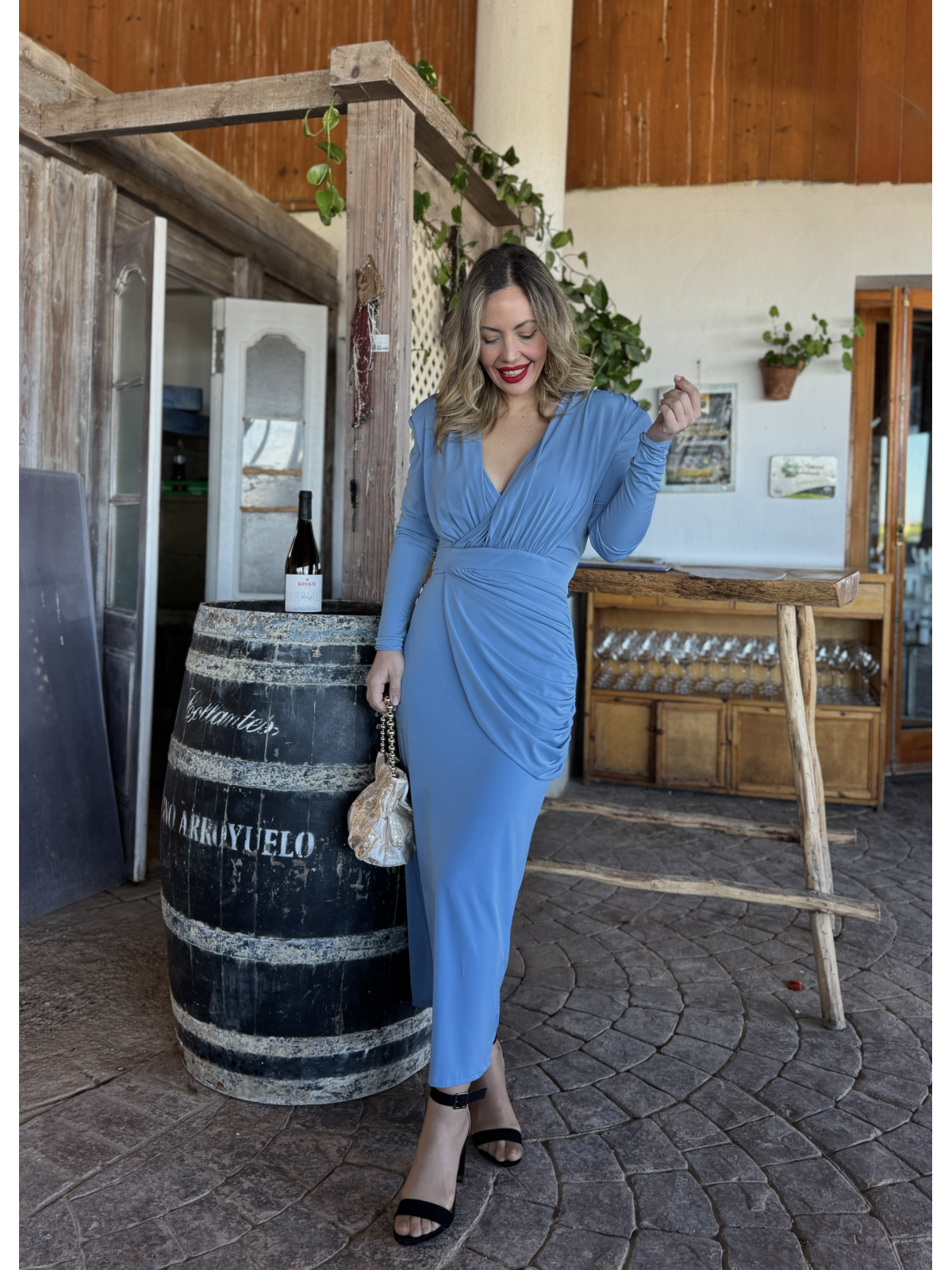 Vestido midi en color azul empolvado.