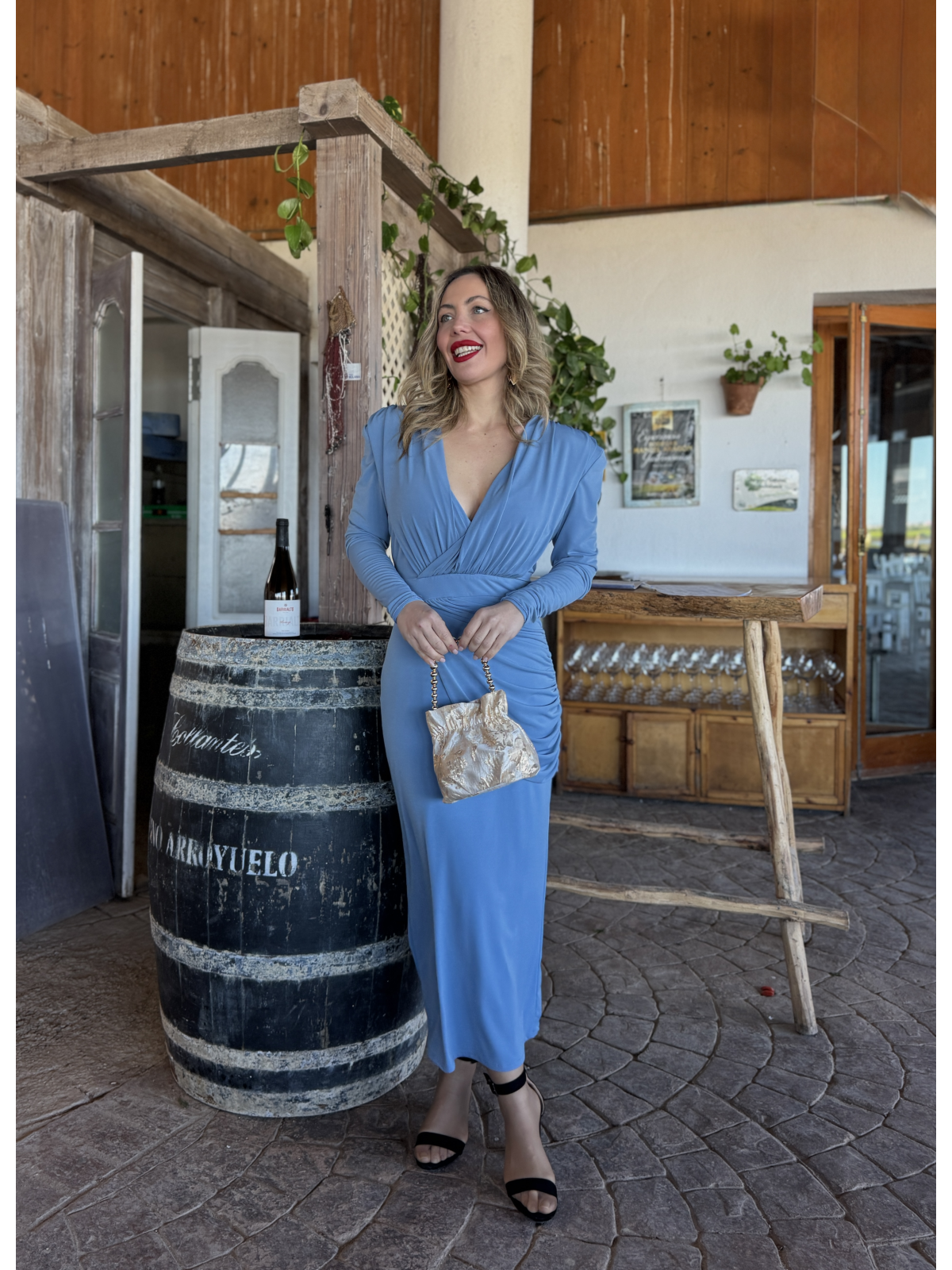Vestido midi en color azul empolvado.