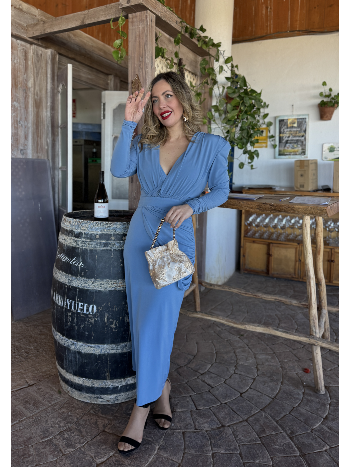 Vestido midi en color azul empolvado.