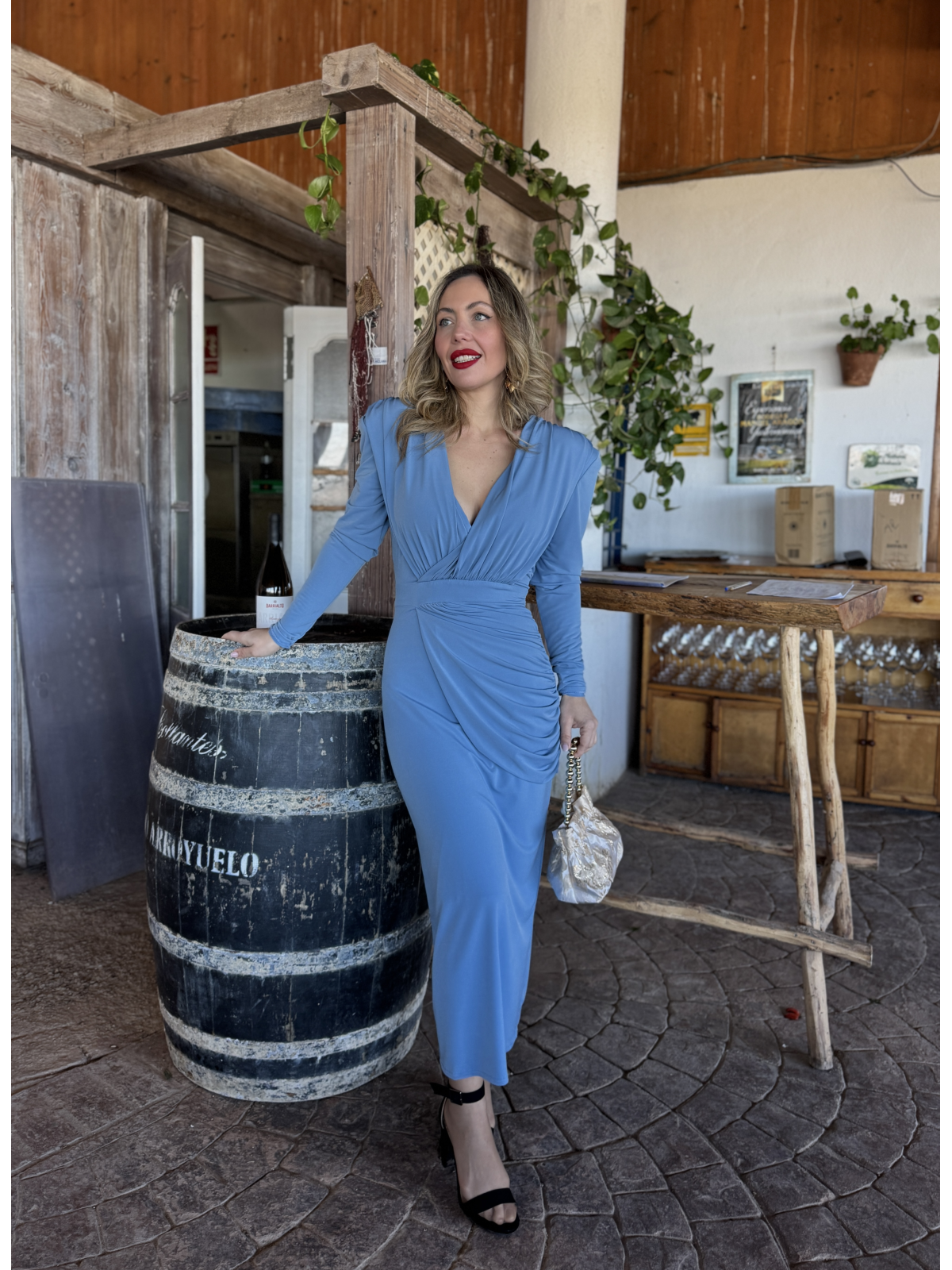 Vestido midi en color azul empolvado.