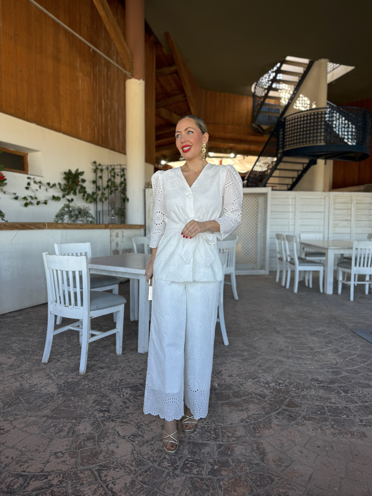 Conjunto de fiesta en tejido perforado color blanco.