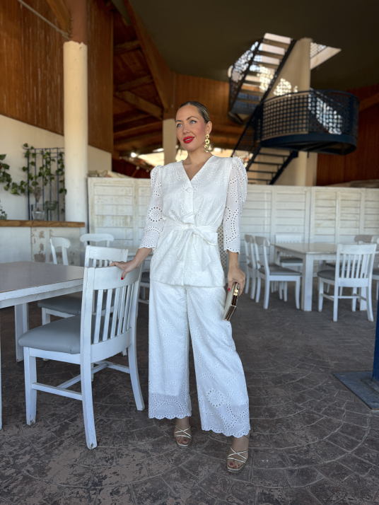 Conjunto de fiesta en tejido perforado color blanco.