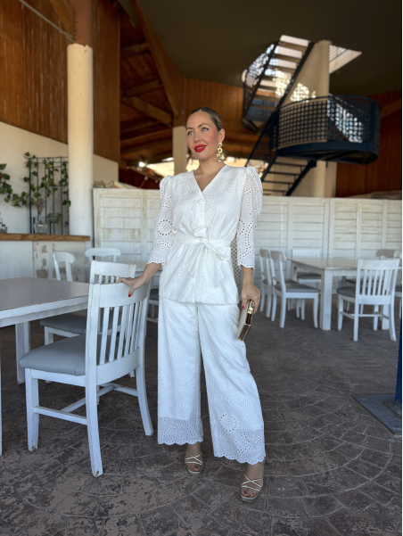 Conjunto de fiesta en tejido perforado color blanco.