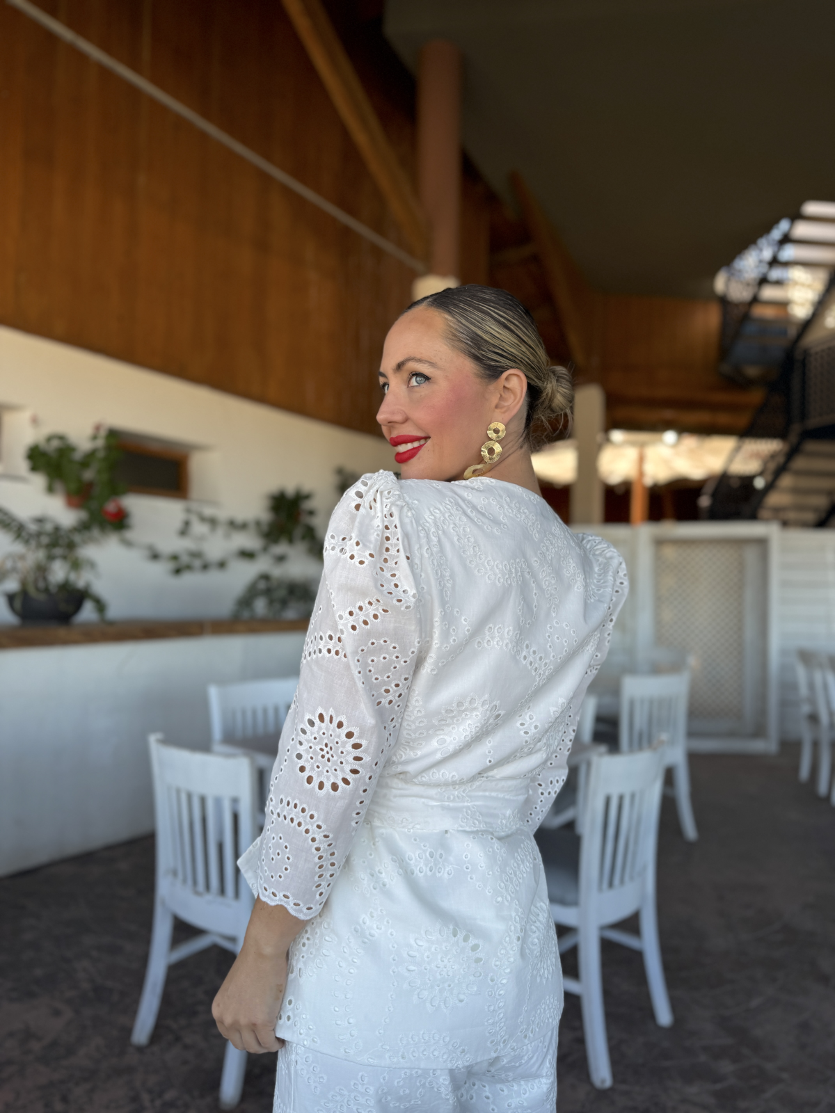 Conjunto de fiesta en tejido perforado color blanco.