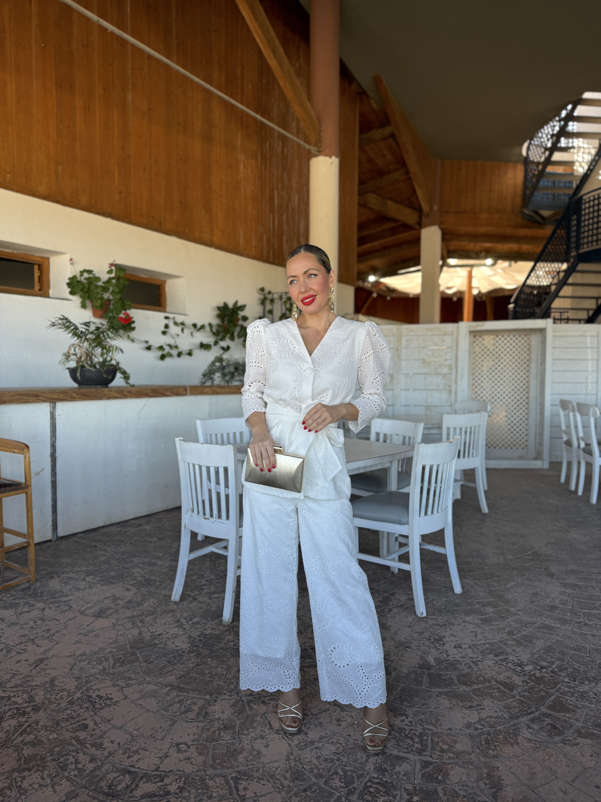 Conjunto de fiesta en tejido perforado color blanco.