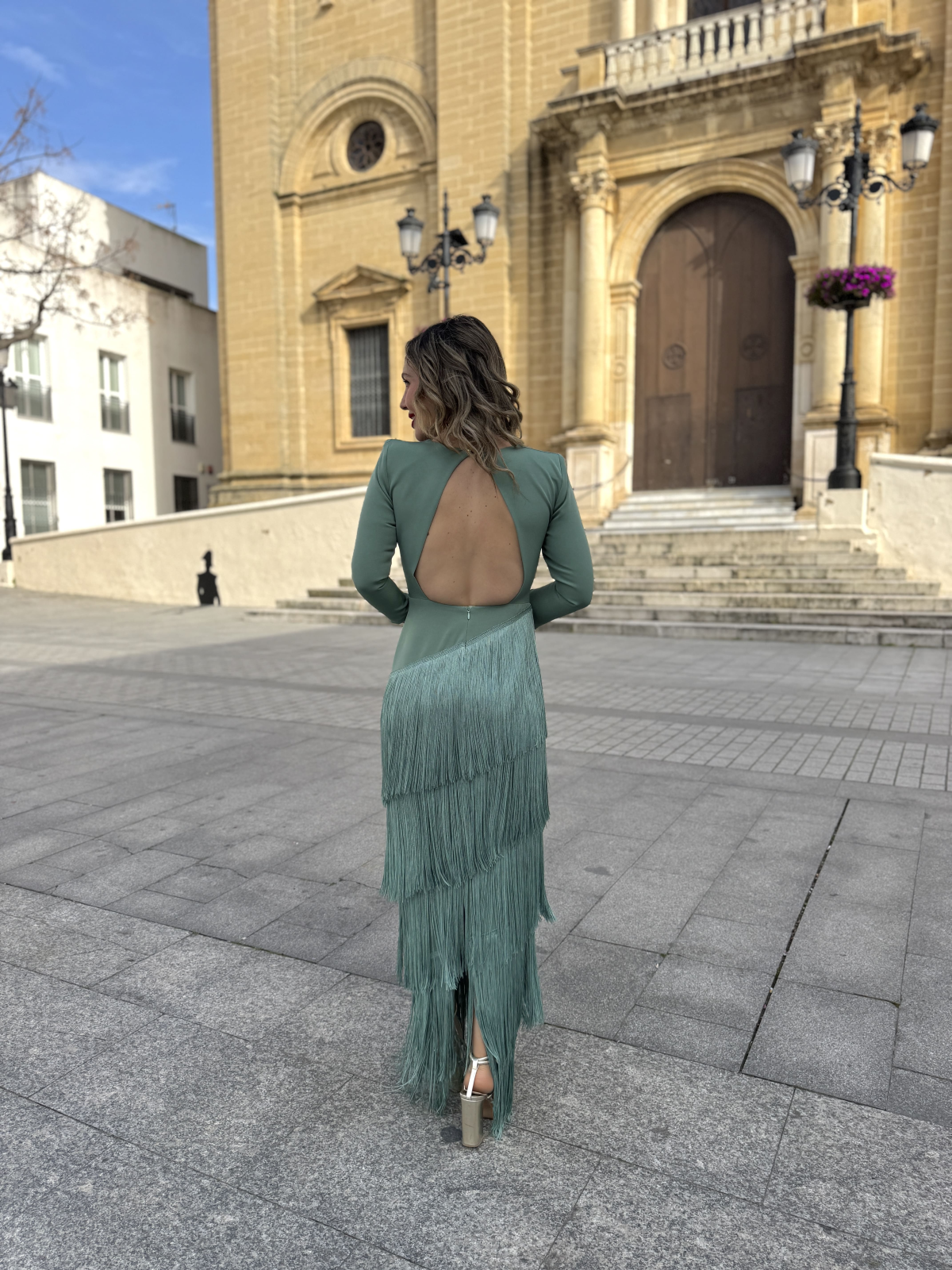 Vestido largo con flecos en color verde agua.